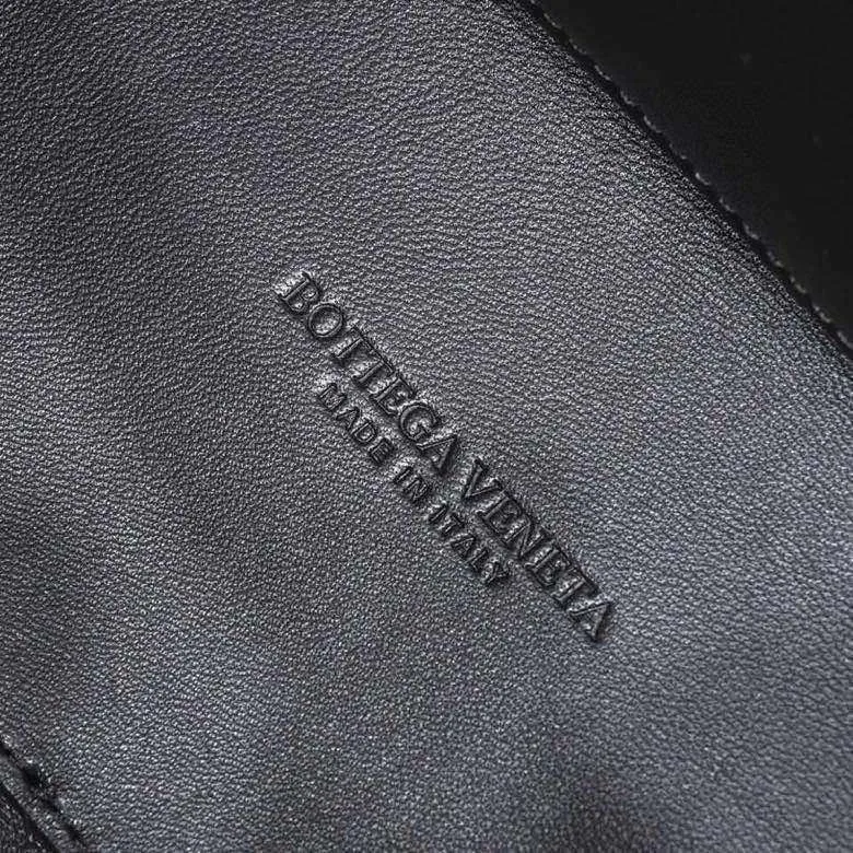 Batch 1860 B's 2023 spring and summer new model continues the brand's woven style with detailed metal knot switch buckles. This time, the shoulder straps are also made into tube weaves, showing different craftsmanship. The carrying method is versatile to create more different looks. Intrecciato woven leather small handbag, equipped with sliding crossbody strap. Internal compartments, including 1 zipper pocket and 2 open pockets with magnetic buckle closure. Size: 19*25*10.5cm, model: 7463#